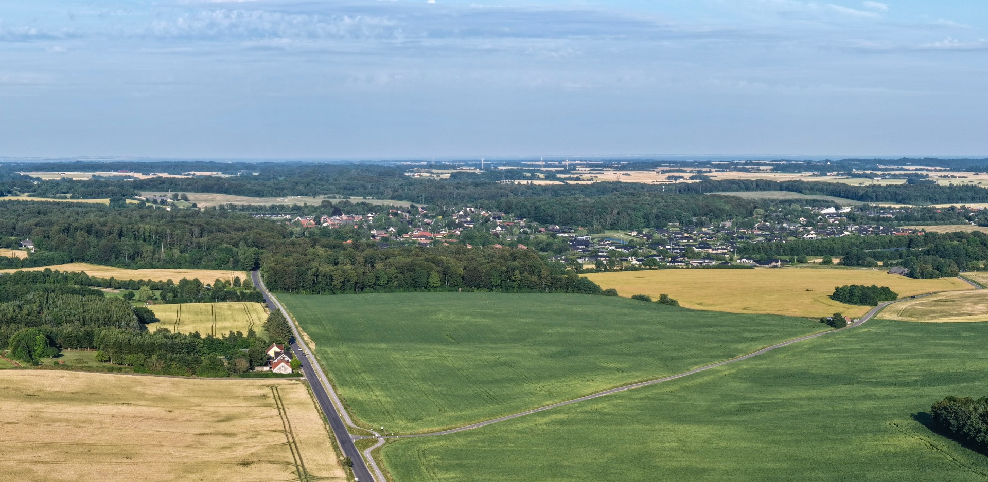 Centerbyen Hovedgård med handel, skole og fritidsmuligheder.